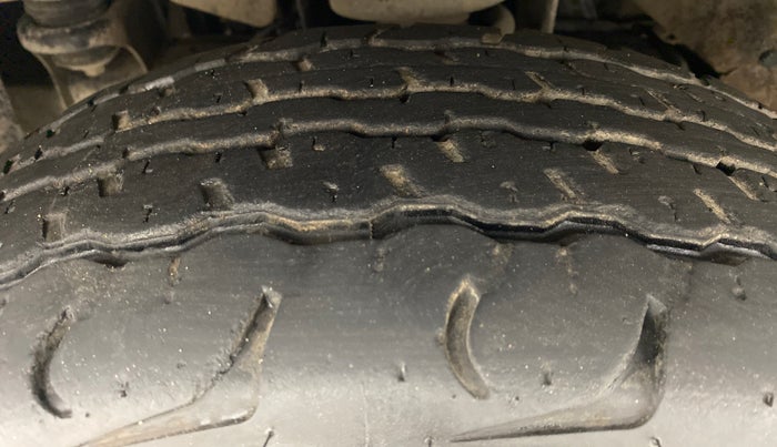 2016 Mahindra TUV300 T8, Diesel, Manual, 52,597 km, Left Front Tyre Tread
