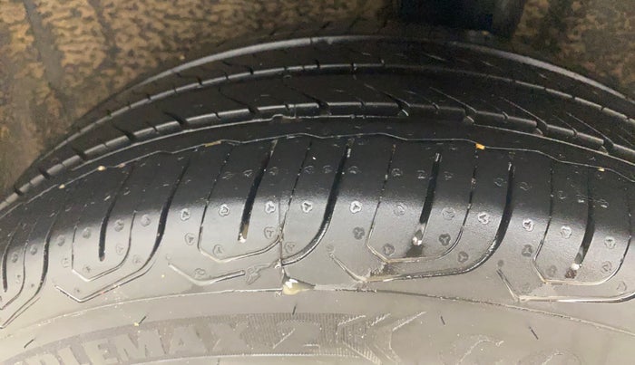 2016 Volkswagen Ameo HIGHLINE DSG 1.5 DIESEL , Diesel, Automatic, 1,01,403 km, Left Rear Tyre Tread