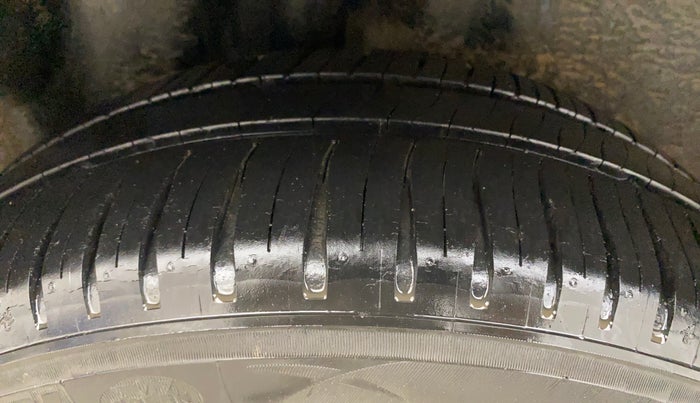 2016 Volkswagen Ameo HIGHLINE DSG 1.5 DIESEL , Diesel, Automatic, 1,01,403 km, Right Rear Tyre Tread