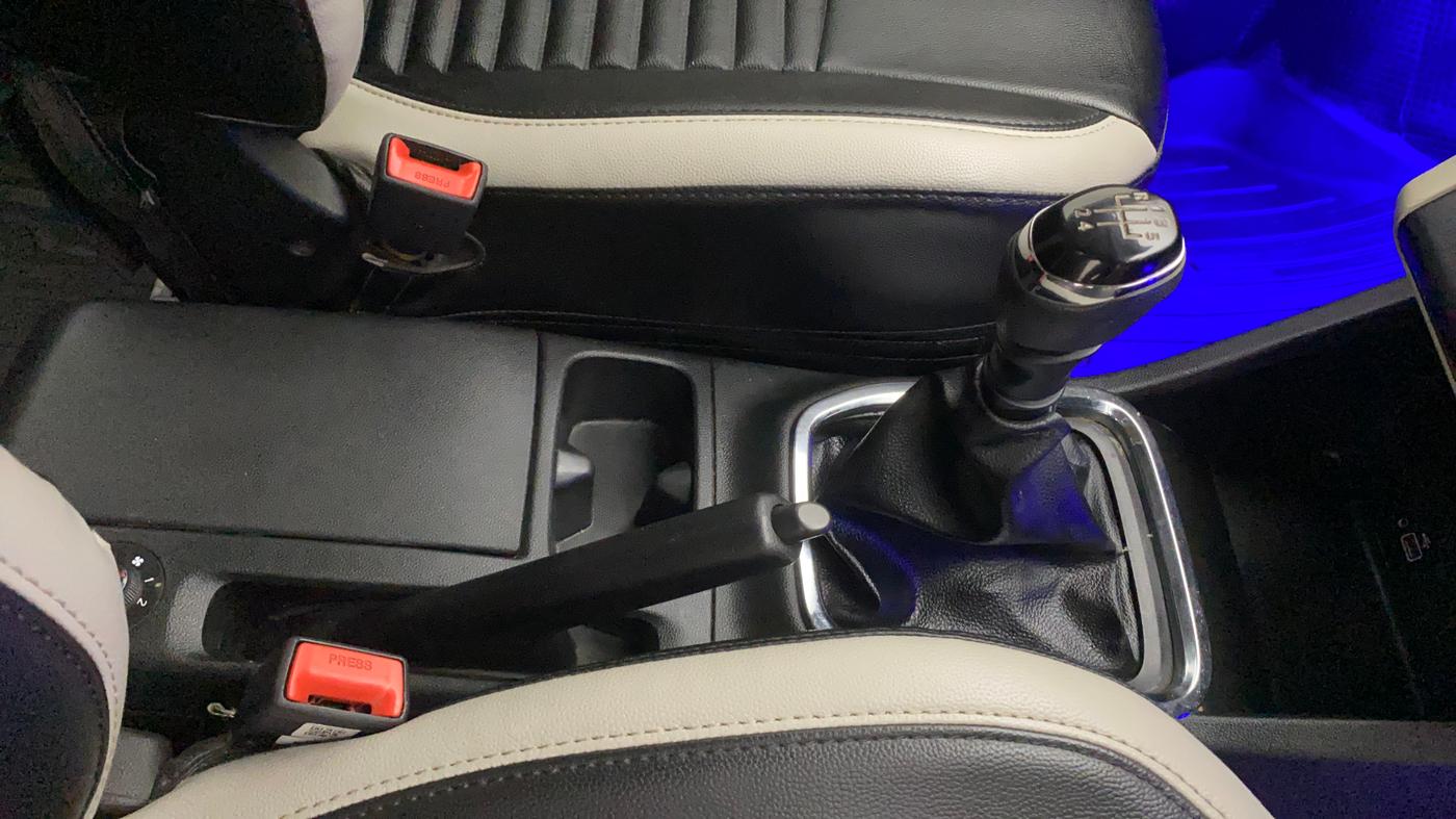 2019 Renault TRIBER RXT, Petrol, Manual, 28,304 km, Gear Lever