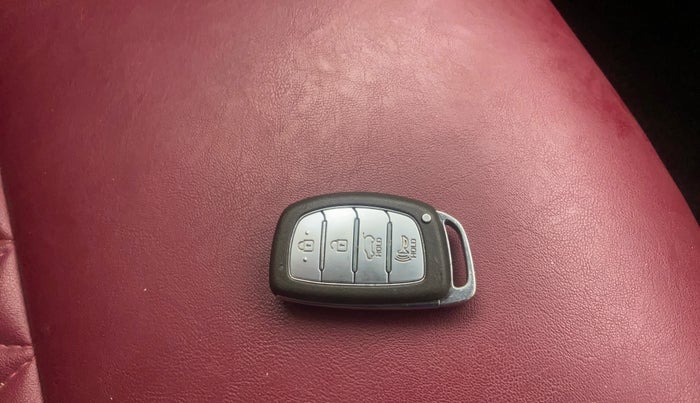 2019 Hyundai VENUE SX PLUS 1.0 TURBO DCT, Petrol, Automatic, 1,04,310 km, Key Close Up