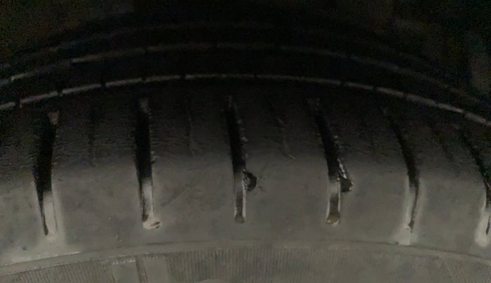 2020 Maruti Ciaz ALPHA  AT 1.5 SHVS PETROL, Petrol, Automatic, 28,539 km, Right Front Tyre Tread