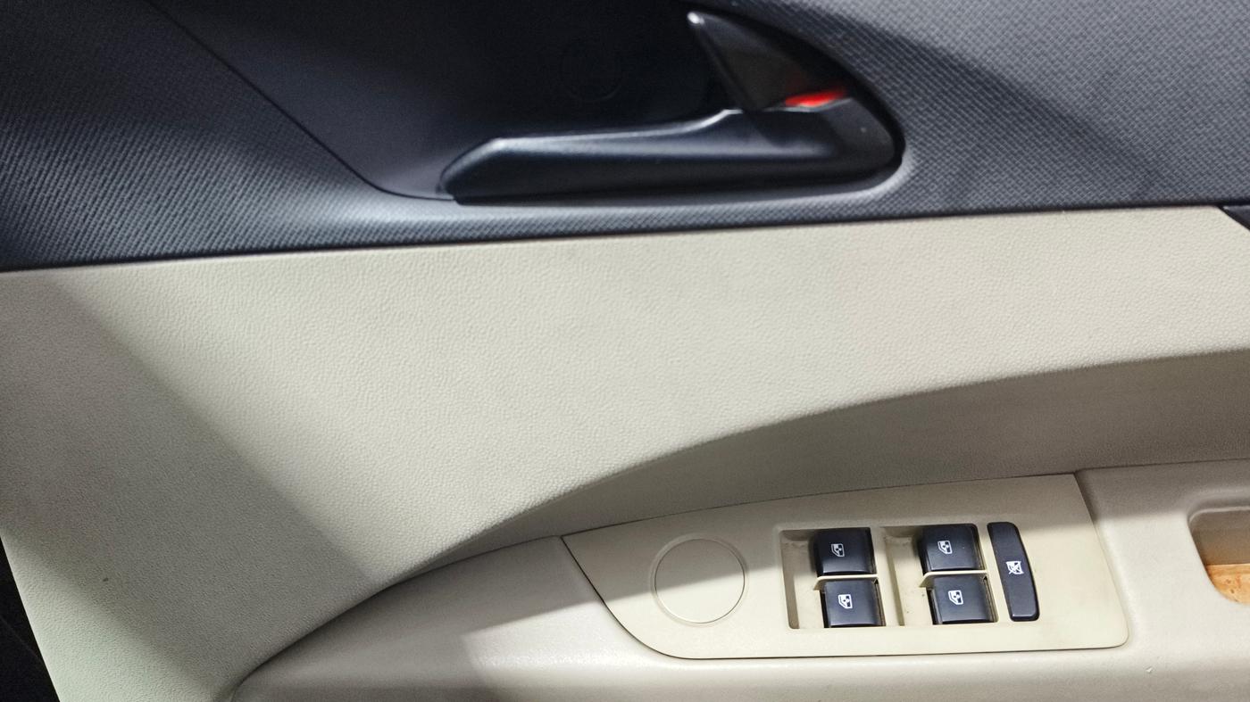 2019 Mahindra MARAZZO M2 7STR, Diesel, Manual, 71,759 km, Driver Side Door Panels Control