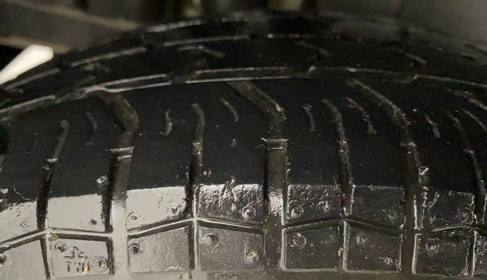 2013 Maruti Swift VXI, Petrol, Manual, 53,644 km, Right Rear Tyre Tread