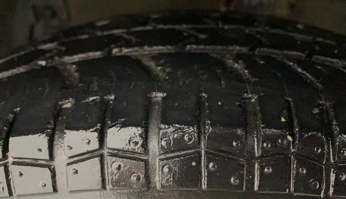 2013 Maruti Swift VXI, Petrol, Manual, 53,644 km, Left Front Tyre Tread