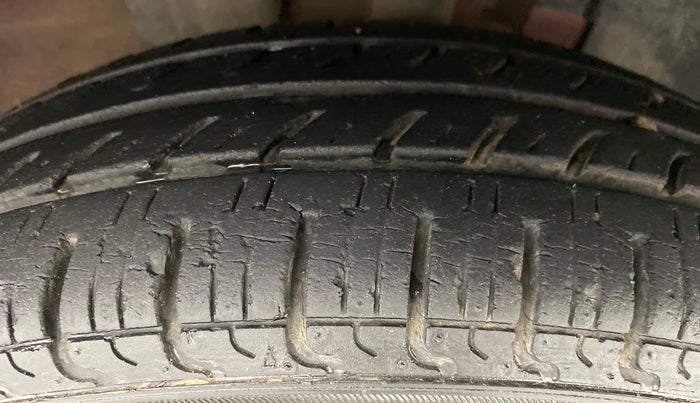 2016 Renault Kwid RXT Opt, Petrol, Manual, 17,202 km, Right Front Tyre Tread