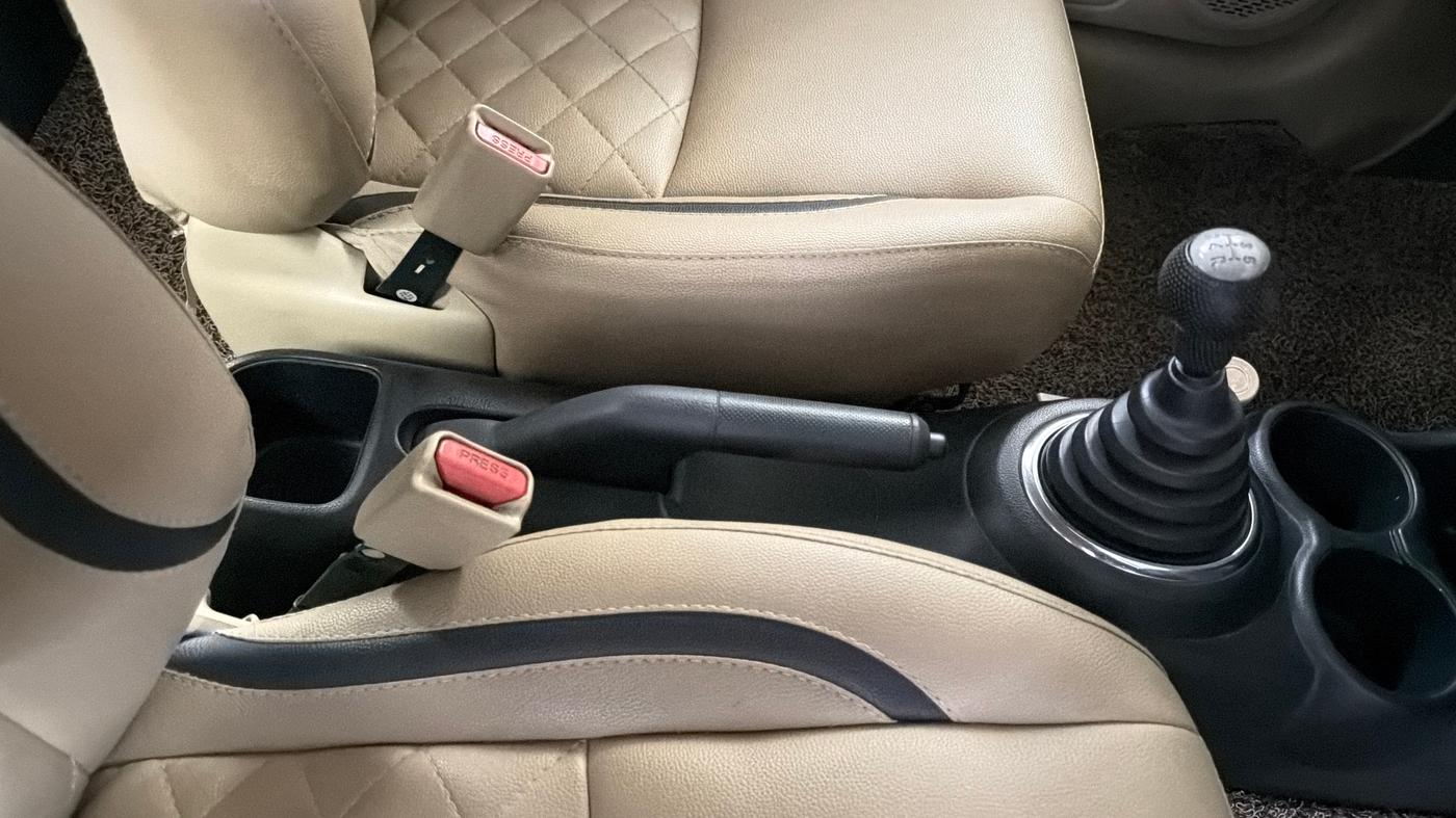 2017 Honda Amaze 1.2L I-VTEC S, Petrol, Manual, 38,118 km, Gear Lever