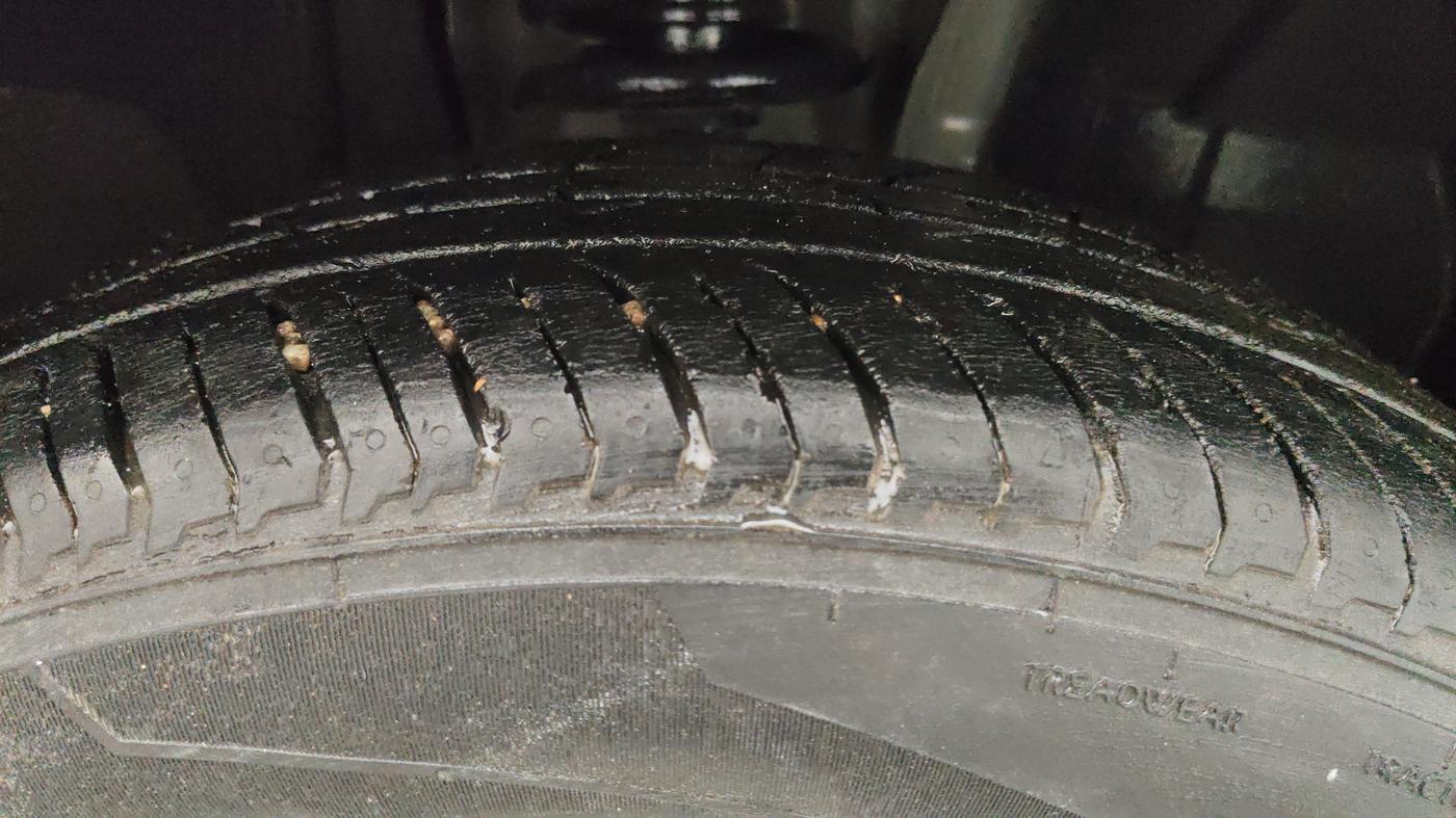 2021 Nissan MAGNITE XE, Petrol, Manual, 35,807 km, Right Front Tyre Tread