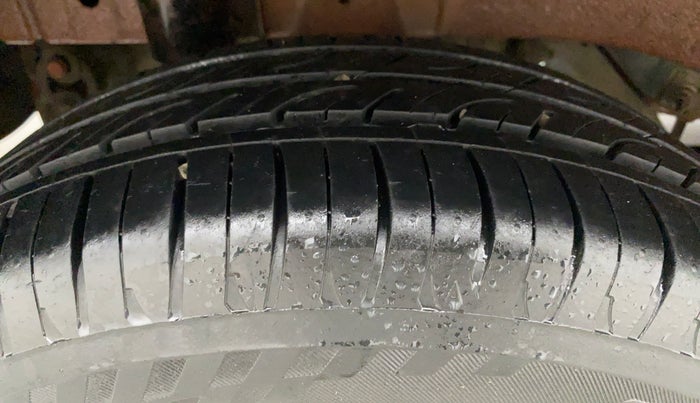 2016 Mahindra Kuv100 K4 6 STR, Petrol, Manual, 35,490 km, Right Rear Tyre Tread