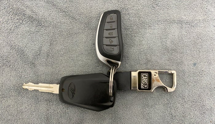 2016 Mahindra Kuv100 K4 6 STR, Petrol, Manual, 35,490 km, Key Close Up