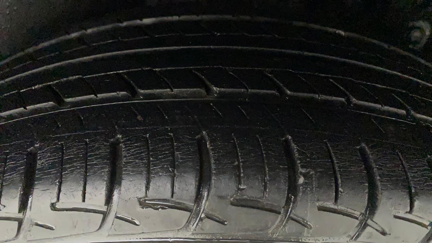 2014 Maruti Ertiga VXI, Petrol, Manual, 41,815 km, Left Rear Tyre Tread