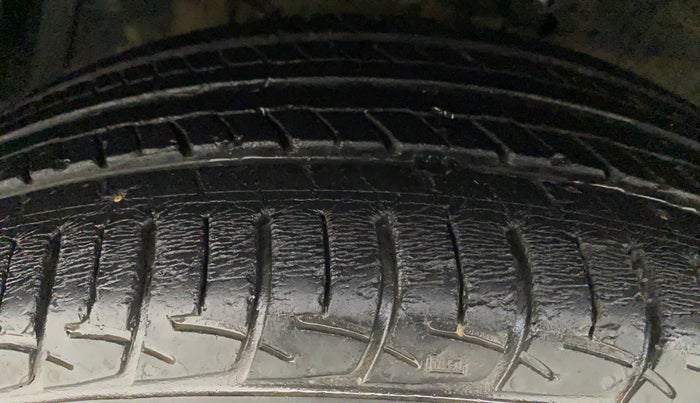 2014 Maruti Ertiga VXI, Petrol, Manual, 41,815 km, Left Front Tyre Tread