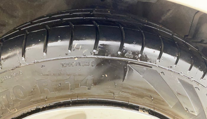 2014 Maruti Celerio VXI, CNG, Manual, 73,177 km, Right Front Tyre Tread