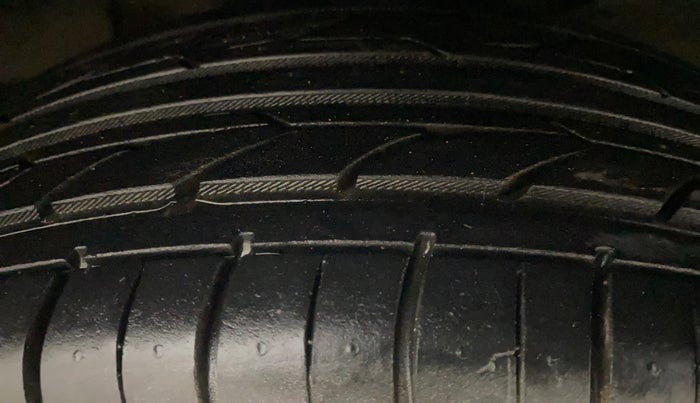 2016 Maruti Baleno DELTA PETROL 1.2, Petrol, Manual, 63,690 km, Right Front Tyre Tread