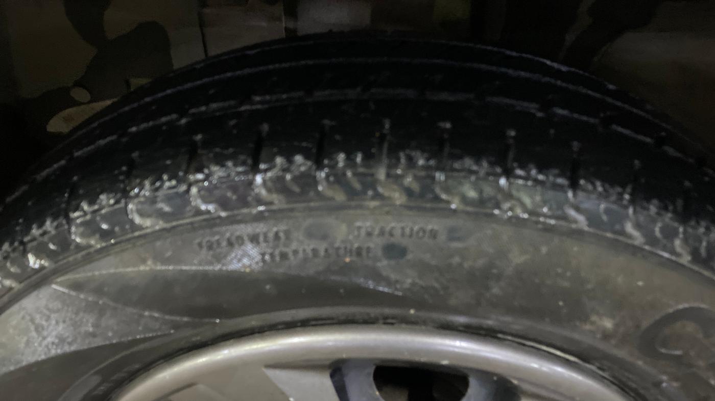 2017 Renault Kwid RXT 1.0 AMT, Petrol, Automatic, 30,365 km, Left Front Tyre Tread