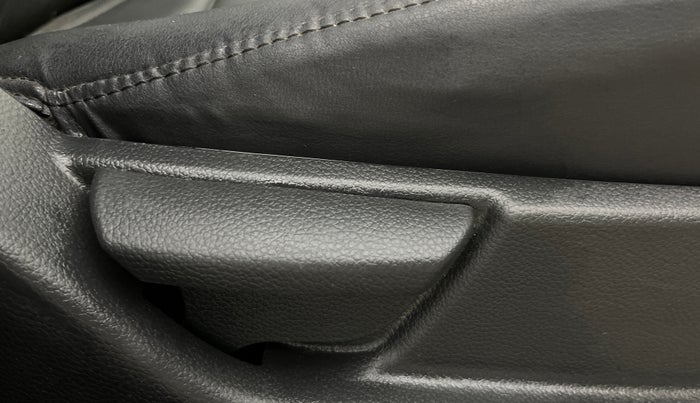 2018 Hyundai Eon MAGNA +, Petrol, Manual, 1,15,998 km, Driver Side Adjustment Panel