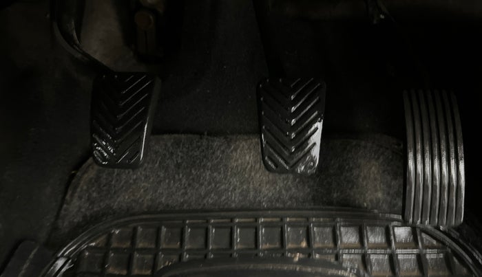 2018 Hyundai Eon MAGNA +, Petrol, Manual, 1,15,998 km, Pedals