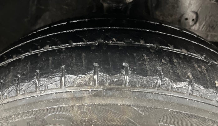 2018 Hyundai Eon MAGNA +, Petrol, Manual, 1,15,998 km, Right Front Tyre Tread