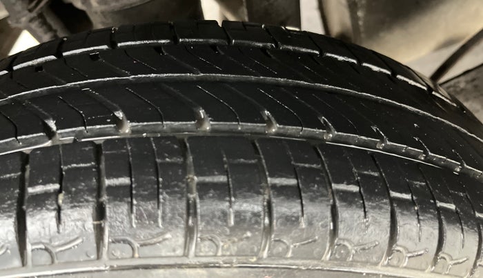 2018 Hyundai Eon MAGNA +, Petrol, Manual, 1,15,998 km, Right Rear Tyre Tread