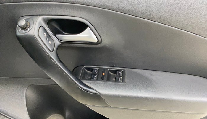 2015 Volkswagen Polo COMFORTLINE 1.2L, Petrol, Manual, 65,085 km, Driver Side Door Panels Control