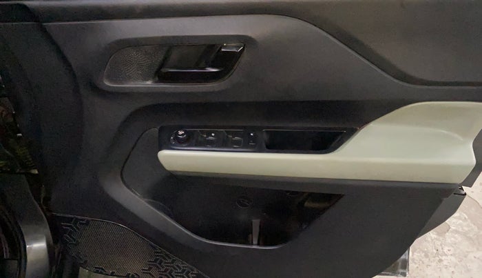 2022 Tata PUNCH ADVENTURE MT, Petrol, Manual, 27,449 km, Driver Side Door Panels Control