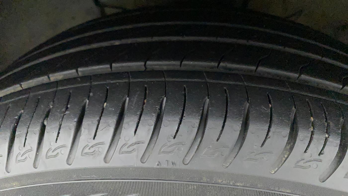 2020 Hyundai VENUE SX 1.5 CRDI, Diesel, Manual, 30,477 km, Left Front Tyre Tread