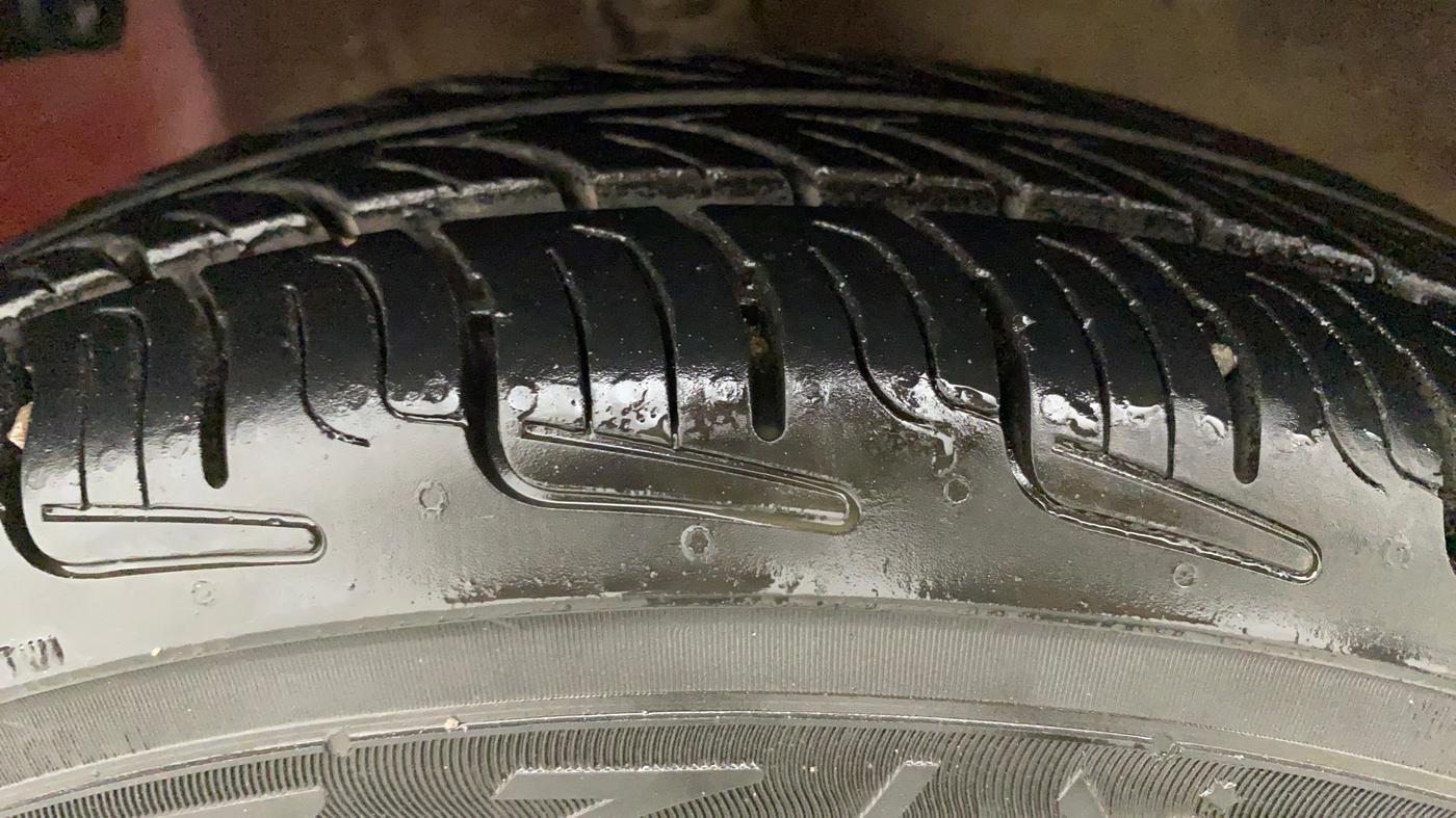 2017 Hyundai Eon ERA PLUS (O), Petrol, Manual, 30,119 km, Left Front Tyre Tread