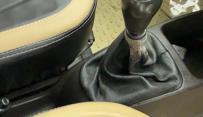 2017 Hyundai Eon ERA PLUS (O), Petrol, Manual, 30,119 km, Gear lever - Boot cover slightly torn
