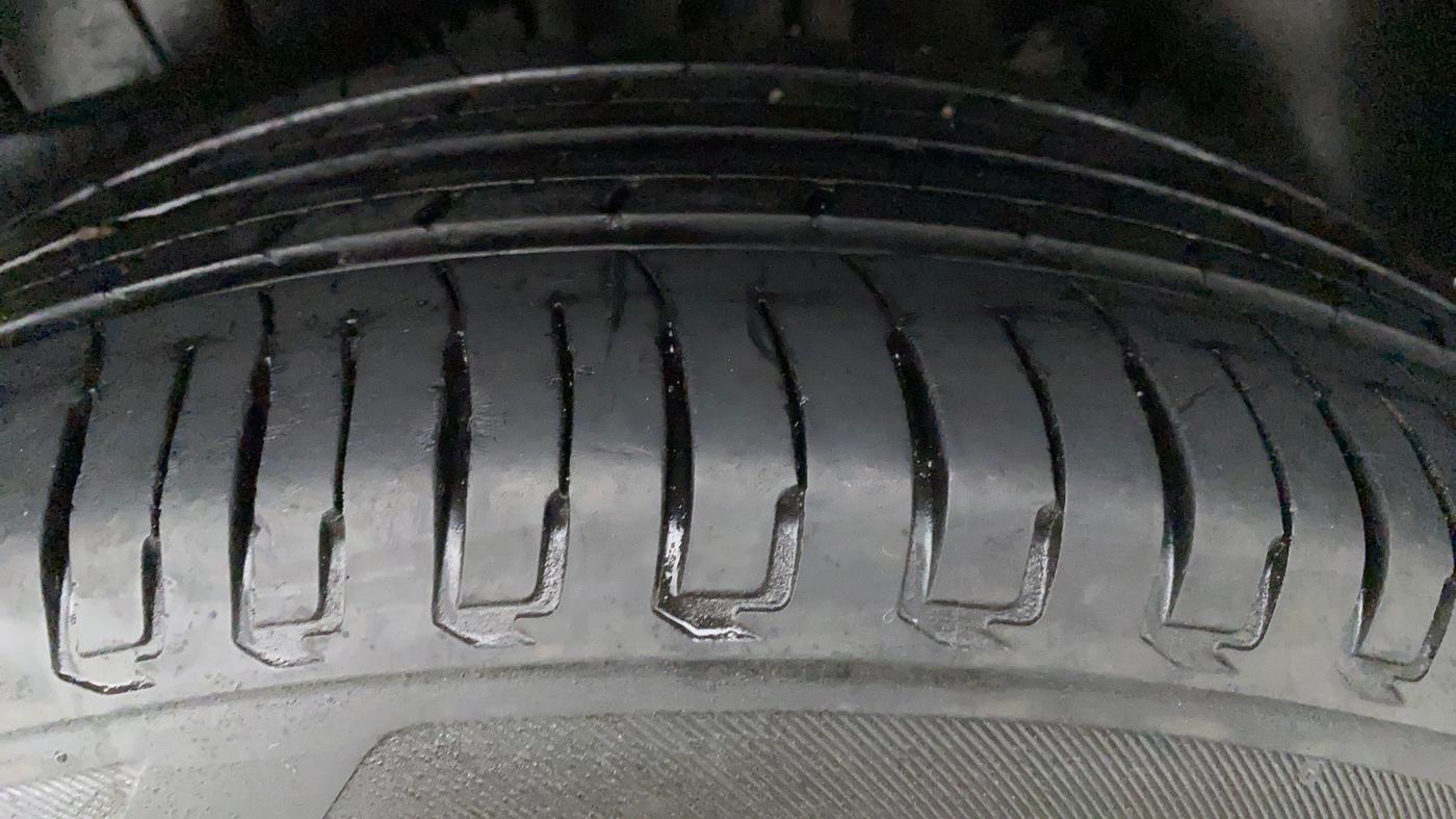 2018 Maruti Dzire ZXI Plus AMT, Petrol, Automatic, 28,319 km, Right Front Tyre Tread
