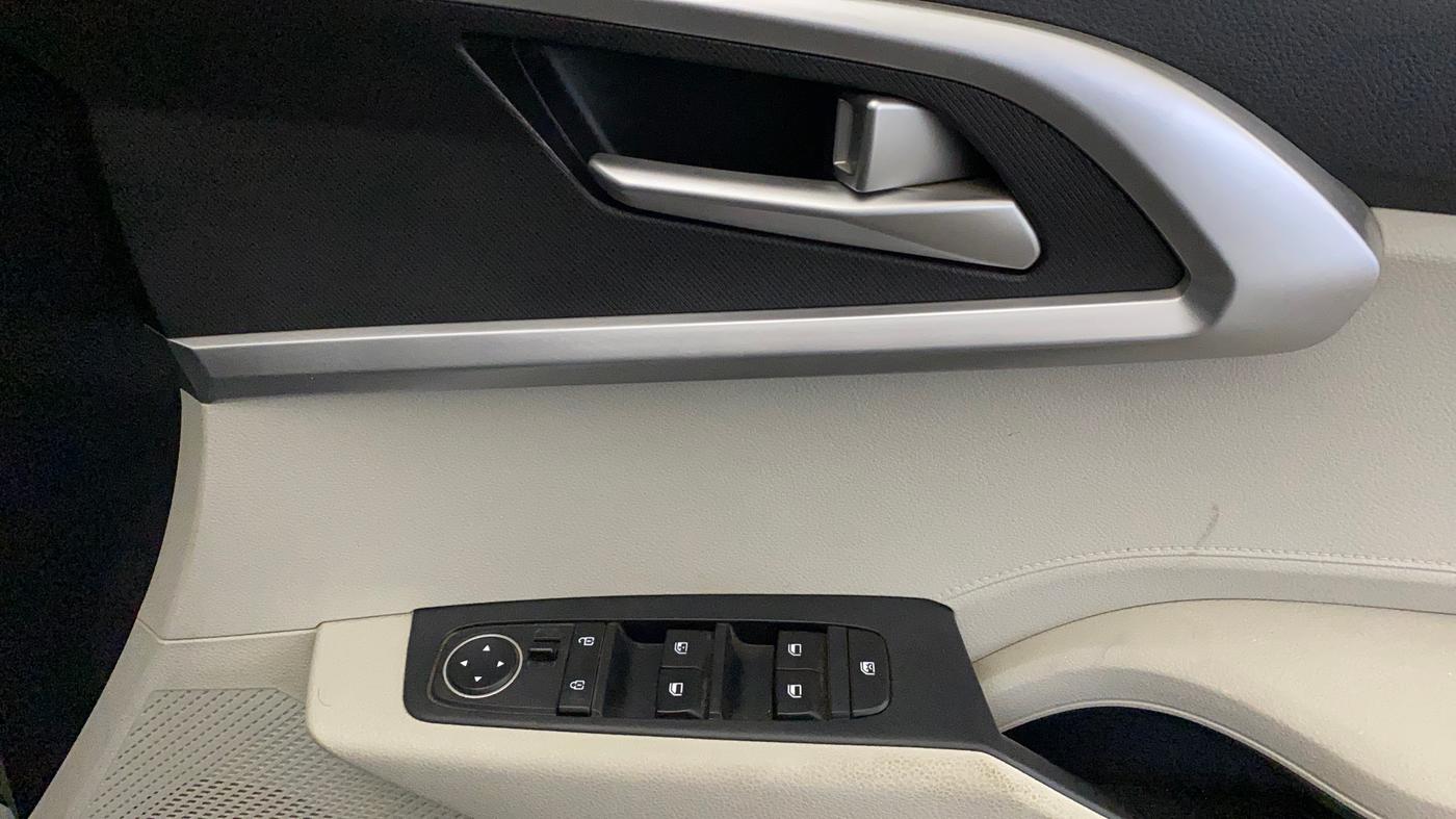 2022 KIA CARENS PRESTIGE 1.4 PETROL 7 STR, Petrol, Manual, 30,835 km, Driver Side Door Panels Control