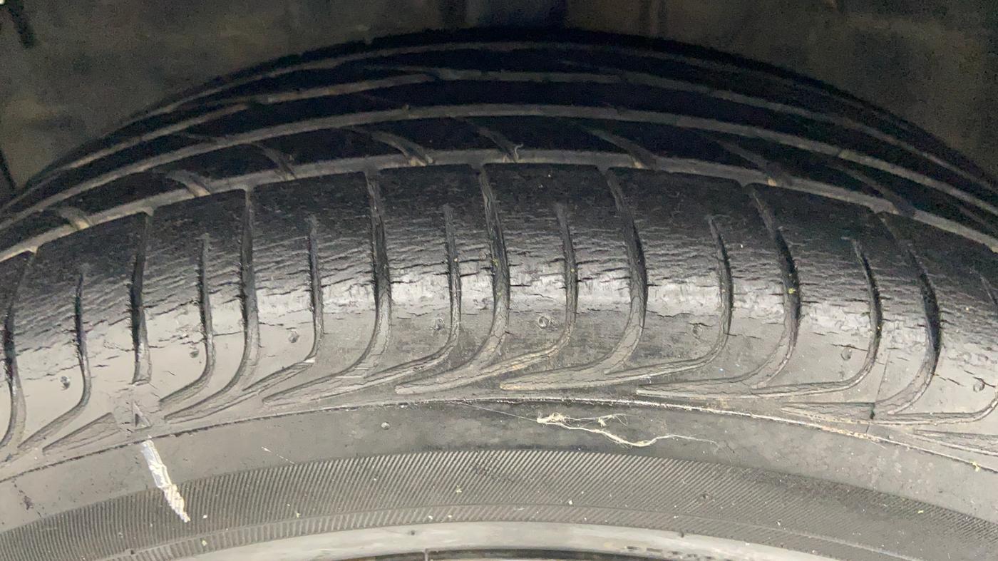 2013 Toyota Etios Liva V, Petrol, Manual, 49,233 km, Left Front Tyre Tread