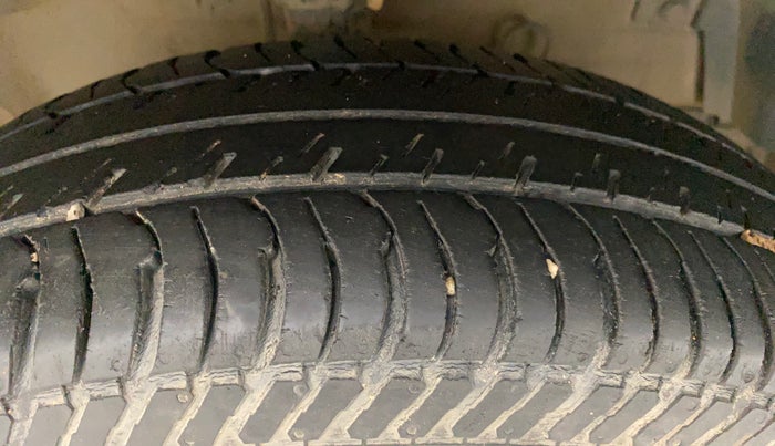2015 Maruti Swift VXI, Petrol, Manual, 50,888 km, Right Front Tyre Tread