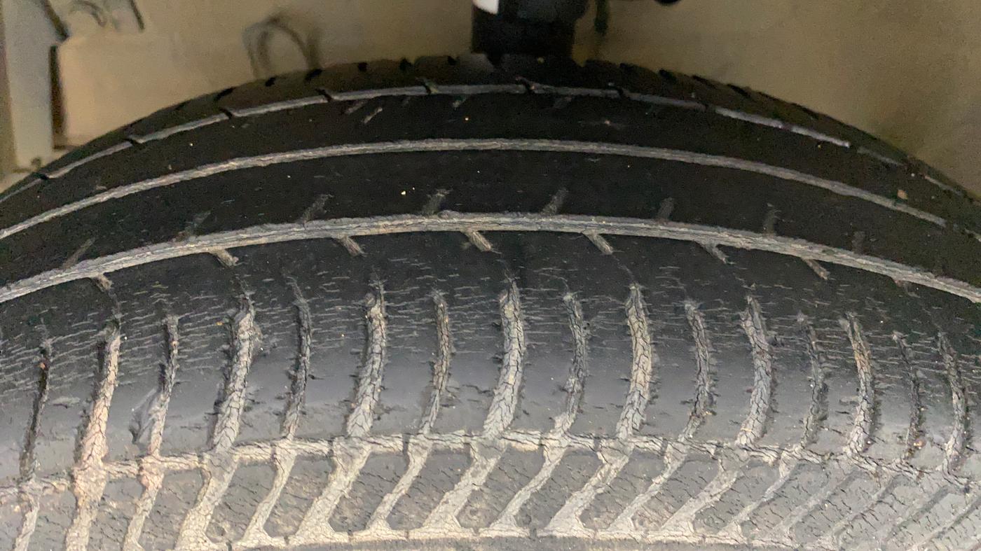 2015 Maruti Swift VXI, Petrol, Manual, 50,888 km, Left Front Tyre Tread