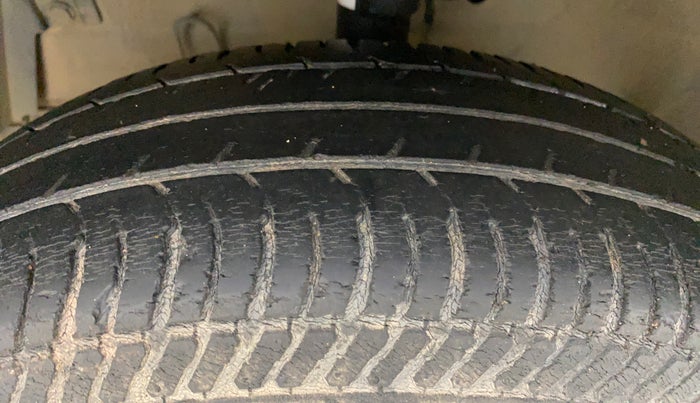 2015 Maruti Swift VXI, Petrol, Manual, 50,888 km, Left Front Tyre Tread