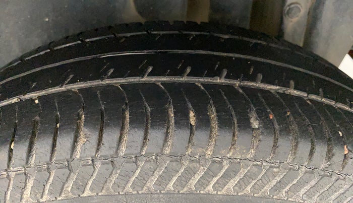 2015 Maruti Swift VXI, Petrol, Manual, 50,888 km, Left Rear Tyre Tread