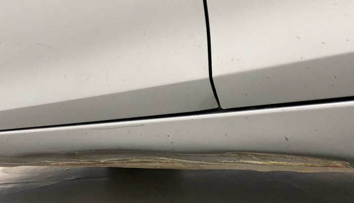 2015 Maruti Swift VXI, Petrol, Manual, 50,888 km, Left running board - Minor scratches