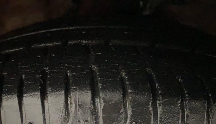 2013 Hyundai i10 SPORTZ 1.2, Petrol, Manual, 4,927 km, Right Front Tyre Tread