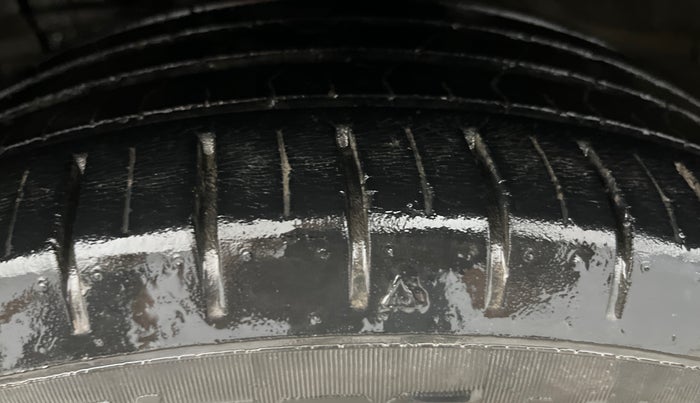 2019 Maruti Ciaz ALPHA 1.5 SHVS PETROL, Petrol, Manual, 64,410 km, Left Front Tyre Tread