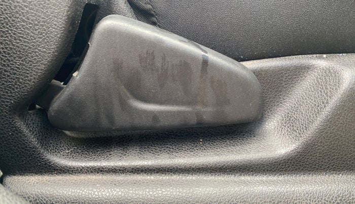 2017 Renault Kwid RXT 1.0, Petrol, Manual, 92,865 km, Driver Side Adjustment Panel