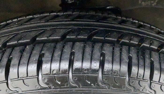 2018 Maruti Eeco 5 STR CNG WITH AC PLUSHTR, CNG, Manual, 35,109 km, Right Front Tyre Tread