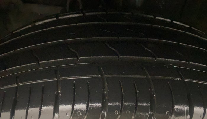 2022 Maruti BREZZA VXI AT SMART HYBRID, Petrol, Automatic, 10,563 km, Left Front Tyre Tread