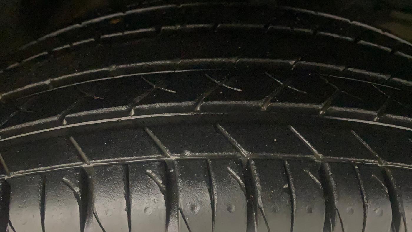2022 Maruti BREZZA VXI AT SMART HYBRID, Petrol, Automatic, 10,563 km, Right Front Tyre Tread
