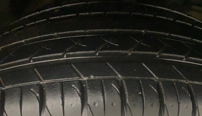 2022 Maruti BREZZA VXI AT SMART HYBRID, Petrol, Automatic, 10,563 km, Right Front Tyre Tread