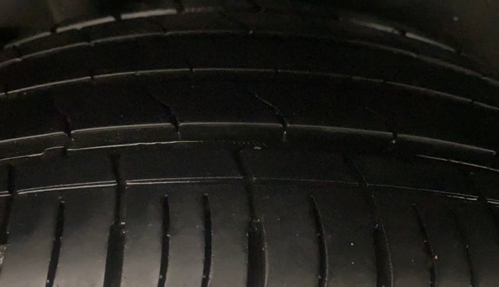 2022 Maruti BREZZA VXI AT SMART HYBRID, Petrol, Automatic, 10,563 km, Right Rear Tyre Tread