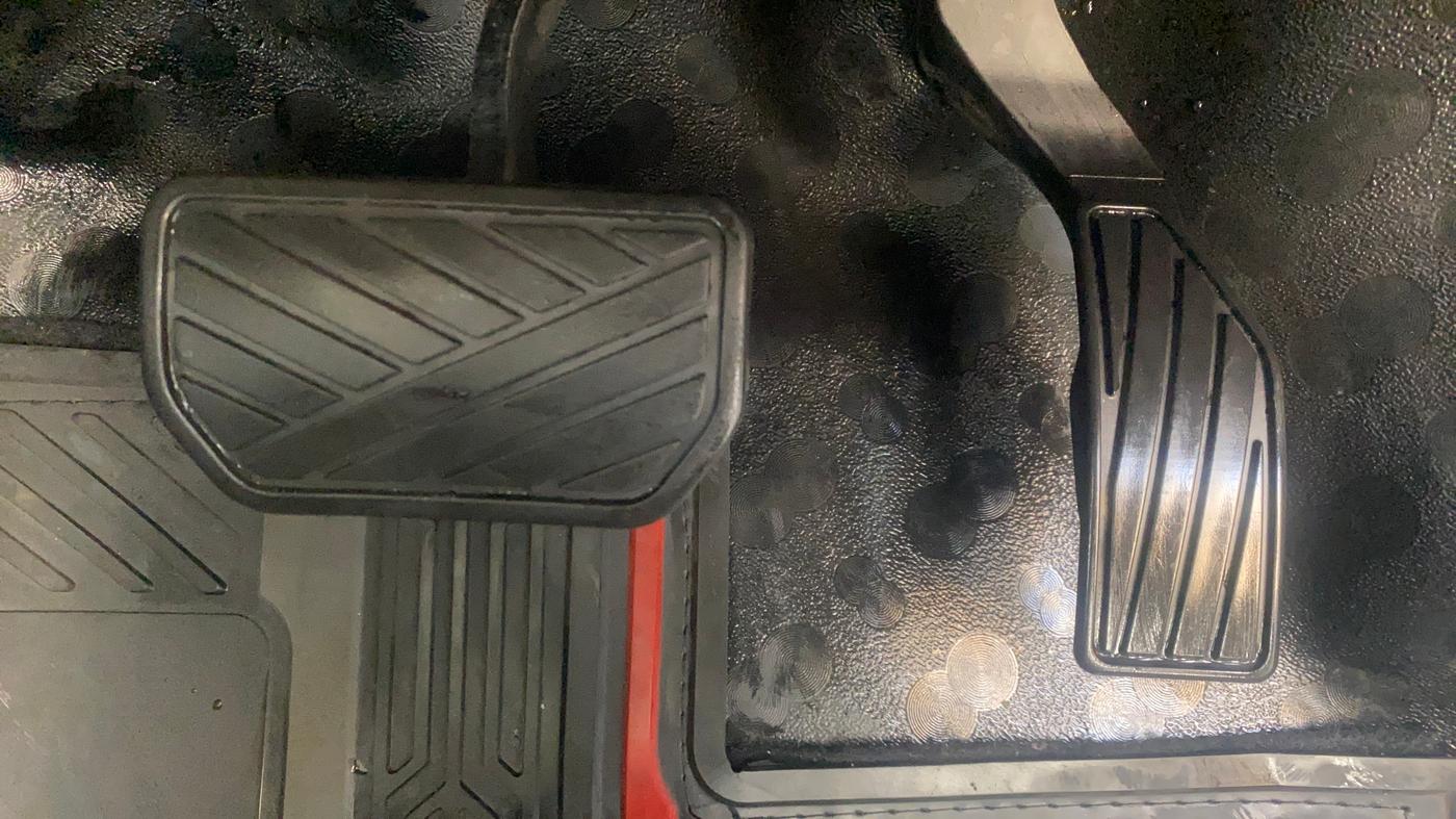 2022 Maruti BREZZA VXI AT SMART HYBRID, Petrol, Automatic, 10,563 km, Pedals