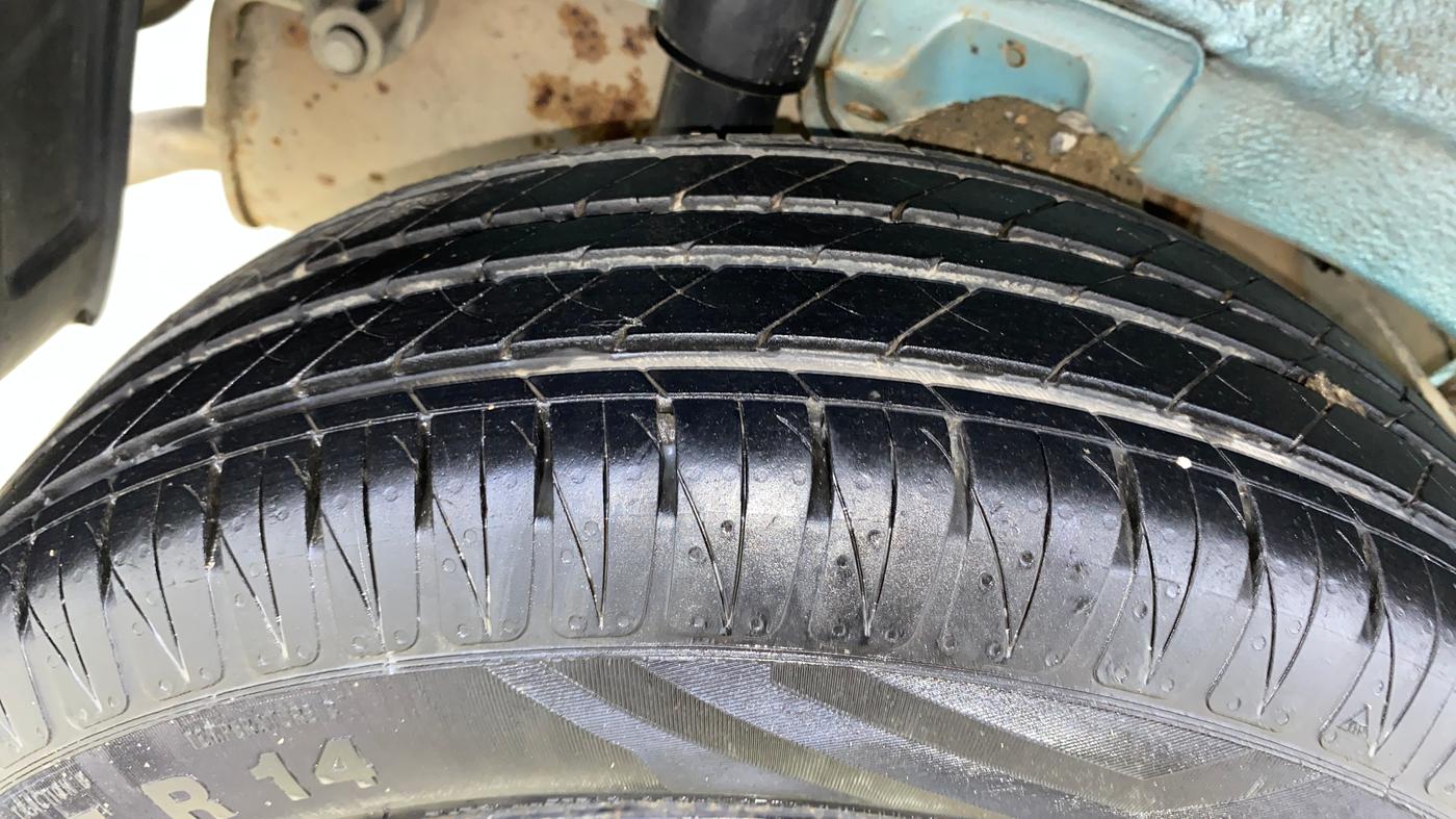 2016 Mahindra Kuv100 K6 5 STR, Petrol, Manual, 64,900 km, Right Rear Tyre Tread