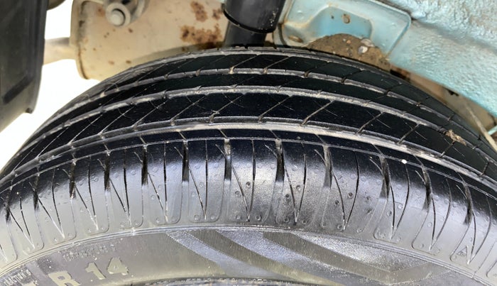 2016 Mahindra Kuv100 K6 5 STR, Petrol, Manual, 64,900 km, Right Rear Tyre Tread