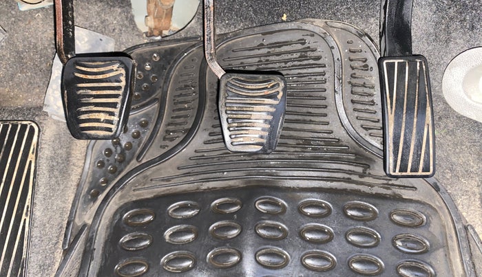 2016 Mahindra Kuv100 K6 5 STR, Petrol, Manual, 64,900 km, Pedals