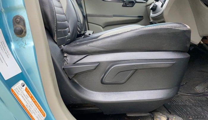 2016 Mahindra Kuv100 K6 5 STR, Petrol, Manual, 64,900 km, Driver Side Adjustment Panel