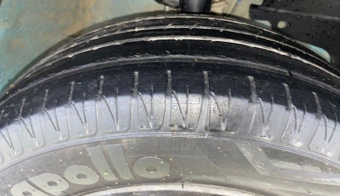 2016 Mahindra Kuv100 K6 5 STR, Petrol, Manual, 64,900 km, Right Front Tyre Tread